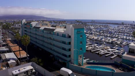 Aerial-low-push-in-shot-of-the-King-Harbor-Apartments-in-Redondo-Beach,-California