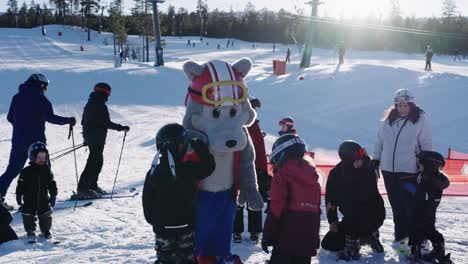 Skigebietsmaskottchen-Begrüßt-Kinder-Nach-Der-Skischulstunde