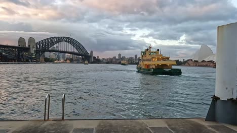 Fähre-Verlässt-Circular-Quay-Mit-Dem-Sydney-Opera-House-Und-Der-Harbour-Bridge-Dahinter-Am-Frühen-Abend