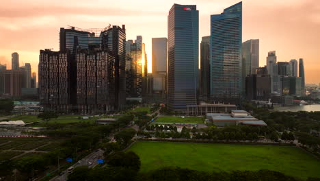 El-Elevador-Aéreo-Al-Atardecer-Revela-El-Moderno-Horizonte-De-La-Ciudad-De-Singapur-En-El-Sudeste-Asiático