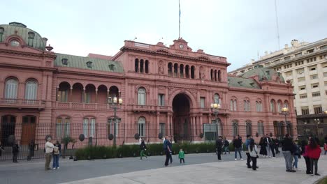 Argentinier-Besichtigen-Das-Touristische-Rosa-Haus,-Die-Präsidentenresidenz-Bei-Sonnenuntergang,-Die-Skyline-Im-Wahrzeichen-Der-Stadt-Buenos-Aires