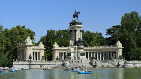 Alfonso-XII-Monument-in-Buen-Retiro-Park,-Madrid,-Tourists-in-Boats