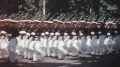 Grupo-De-Militares-Marchan-En-Perfecta-Sincronía-Durante-La-Ceremonia.