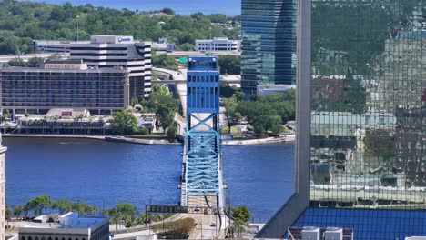 Gespiegelter-Wolkenkratzer-In-Der-Innenstadt-Von-Jacksonville-Mit-Fluss-Und-Main-Street-Bridge-An-Einem-Sonnigen-Tag