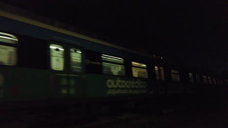 Un-Tren-Sarmiento-Nocturno-En-Ferrocarril-De-La-Ciudad-De-Buenos-Aires-Toma-Estática,-Transporte-Público-De-Argentina