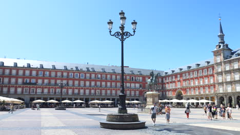 Der-Rechte-Schwenk-Zeigt-Die-Plaza-Mayor-Im-Stadtzentrum-Von-Madrid---Sonniger-Tag