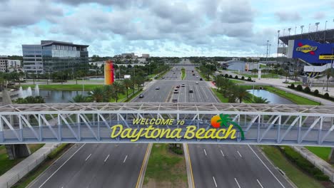 Bienvenido-A-Daytona-Beach-Firmar-Sobre-Una-Carretera-Muy-Transitada