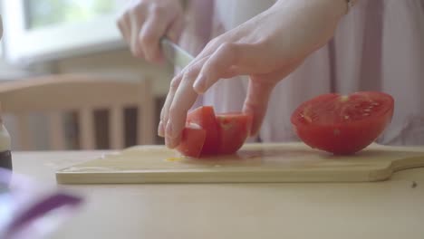 Schneiden-Und-Zubereiten-Von-Roten-Tomaten-In-Der-Küche