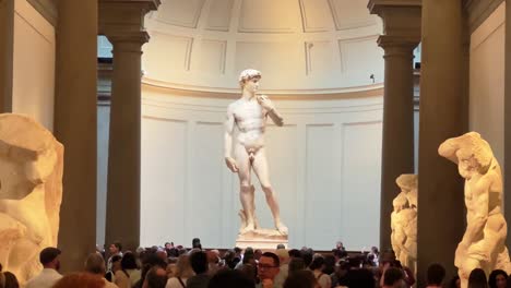 Michelangelo's-David-historic-sculpture-at-the-Accademia-Gallery-of-Florence,-Italy