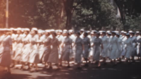 Frauen-In-Uniform-Marschieren-Während-Eines-Militärischen-Trauerzuges-In-Den-1950er-Jahren