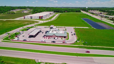 FedEx-Lieferwagen-Parkt-An-Der-Kwik-Trip-Tankstelle-In-Wisconsin