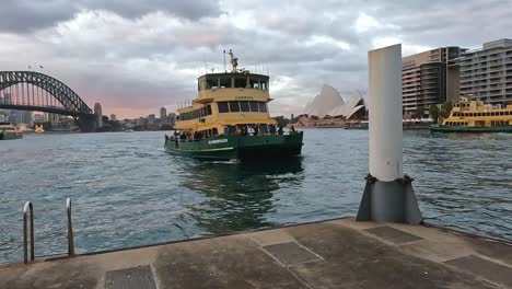 Eine-Fähre-Nach-Sydney-Mit-Vielen-Passagieren-An-Bord,-Die-Am-Frühen-Abend-In-Den-Kai-Am-Circular-Quay-Einfährt