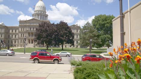 Michigan-State-capitol-building-in-Lansing,-Michigan-with-video-panning-from-flowers-to-the-capitol