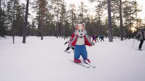 Kinder-Folgen-Dem-Maskottchen-Die-Skipiste-Im-Wald-Hinunter