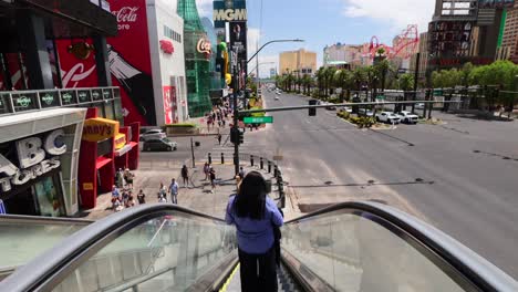 Punto-De-Vista-Turístico-Bajando-Las-Escaleras-Mecánicas-Cerca-De-Las-Vegas-Blvd-En-Un-Día-Claro-De-Verano