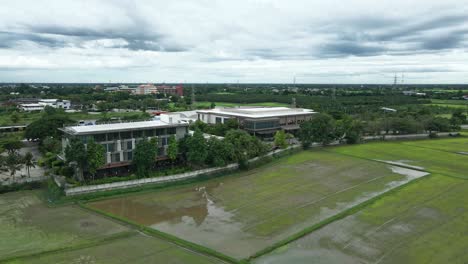 Navela-Hotel-Und-Kongresszentrum-In-Der-Provinz-Ratchaburi-Mit-Reisfeldern