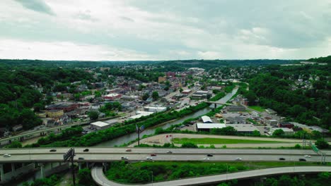 Carnegie-PA---Luftaufnahme-Einer-Stadt-In-Pennsylvania,-Die-Industrie,-Natur-Und-Stadtwachstum-Im-Gleichgewicht-Hält