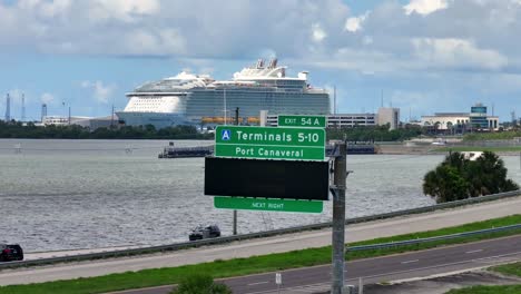 Port-Canaveral-Mit-Kreuzfahrtschiff-Und-Autobahn-Ausfahrtsschild