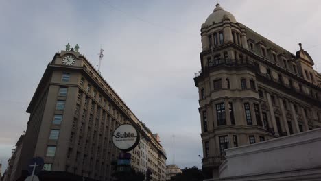 U-Bahn-Eingang-Zu-Den-Gebäuden-Der-Stadt-Buenos-Aires,-Skyline-In-Der-Abenddämmerung