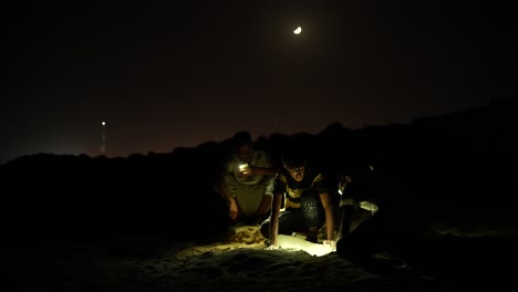 Einheimische-Schützen-Meeresschildkrötensaison,-Nestlinge-Sammeln-Nachts-Eier,-Meeresstrand,-Sanddünen,-Suche-Nach-Karettschildkröten,-Wassertierart,-Neugeborene,-Iran,-Natur,-Landschaft