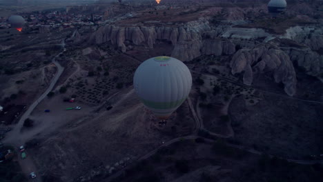 Heißluftballons-Schweben-Im-Morgengrauen-über-Kappadokien