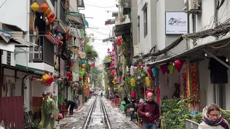 Calle-Del-Tren-De-Hanoi,-Panorámica-De-Las-Vías-Hasta-Las-Azoteas-De-Las-Casas.