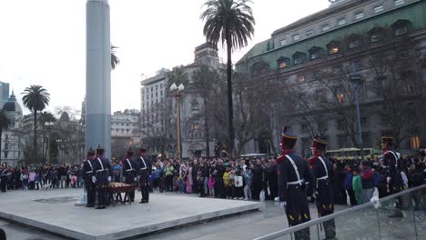 Militäroffiziere-Führen-Ein-Spektakel-Auf,-Indem-Sie-Die-Argentinische-Flagge-Auf-Der-Plaza-De-Mayo-Einholen,-Reiseziel-Buenos-Aires