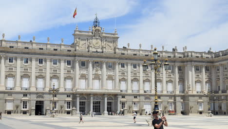 Palacio-Real-De-Madrid-Y-Gente-En-La-Plaza-De-La-Armeria-Estática