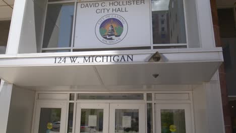 Eingang-Zum-Rathaus-Von-Lansing,-Michigan,-Mit-Nach-Oben-Geschwenktem-Video