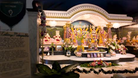 Innenansicht-Des-ISKCON-Tempels-Auf-Hawaii-Mit-Götterstatuen-Im-Inneren-Des-Tempels