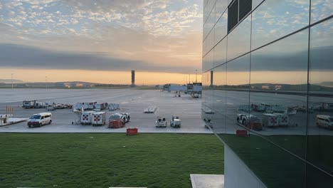 Zeitrafferaufnahme-Des-Sonnenaufgangs-Am-Neuen-Flughafen-AIFA-In-Mexiko-Stadt,-Mit-Kontrollturm