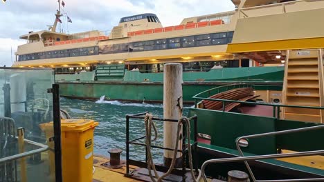 Eine-Große-Fähre-Nach-Sydney,-Die-Am-Frühen-Abend-Langsam-Vom-Circular-Quay-Abfährt