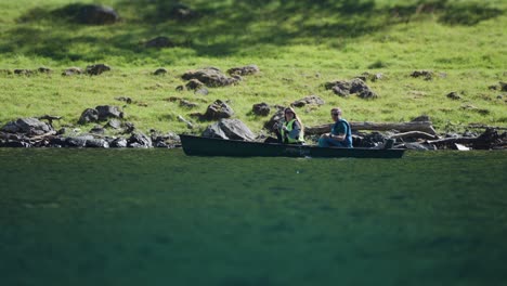 Una-Pareja-Joven-En-La-Canoa-Remando-En-El-Fiordo-De-Naeroy