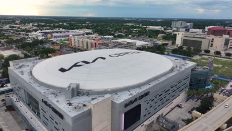 Kia-Center-En-El-Centro-De-Orlando-Con-Autopistas-Adyacentes