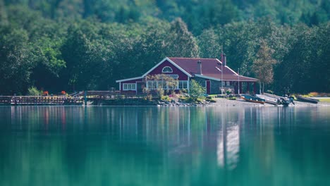 Ein-Kjendalstova-Restaurant-Am-Ufer-Des-Sees-Loenvatnet