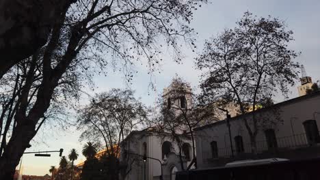 Das-Cabildo-Von-Buenos-Aires,-Argentinien,-Stadtgebäudestraßen-Im-Herbst-An-Der-Plaza-De-Mayo