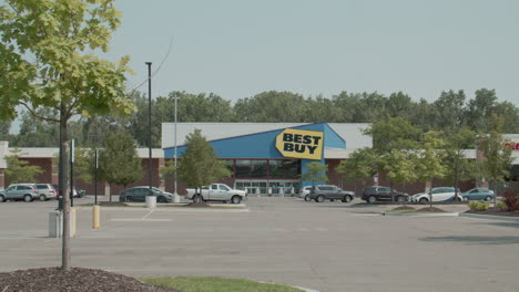 Wide-shot-of-a-consumer-electronics-store-in-Okemos,-Michigan-with-stable-video