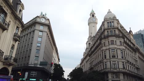 Edificios-Del-Centro-De-La-Ciudad-Del-Centro-Histórico-De-La-Ciudad-De-Buenos-Aires,-Argentina,-Lugar-Turístico-Y-Gubernamental