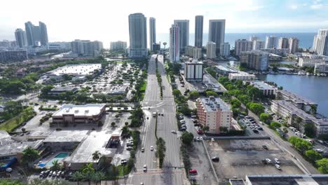 Alto-Vuelo-Aéreo-Hacia-El-Centro-De-La-Playa-De-Hallandale,-Horizonte-De-Florida