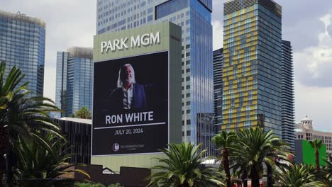 Nahaufnahme-Einer-Großen-Digitalen-Plakatwand-Entlang-Des-Las-Vegas-Boulevards-Mit-Hohen-Wolkenkratzerhotels-Im-Hintergrund