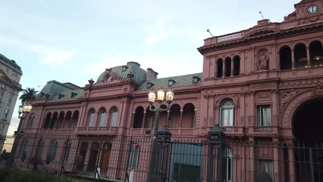 Touristen-Machen-Fotos-Im-Rosa-Haus-Casa-Rosada-Im-Zentralen-Wahrzeichen-Der-Innenstadt-Von-Buenos-Aires