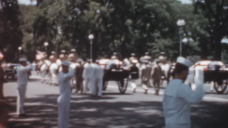 Miembros-Militares-En-Uniforme-Formal-Rinden-Homenaje-A-Los-Soldados-Caídos.