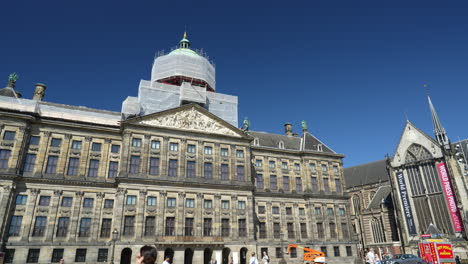 Royal-Palace-on-Dam-Square,-Amsterdam,-Netherlands