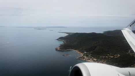 El-Avión-De-Ryanair-Despega-De-La-Isla-De-Ibiza-En-Un-Día-Luminoso