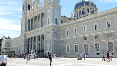 Touristen-Auf-Dem-Platz-Der-Almudena-Kathedrale-In-Madrid---Neigung-Nach-Unten