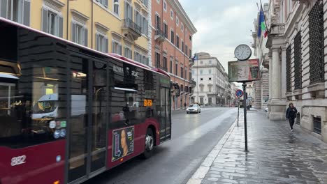 Agencia-De-Tranvías-Y-Autobuses-De-La-Ciudad-De-Roma-O-Atac,-Sistema-Local-De-Autobuses-Públicos-En-Roma,-Italia.