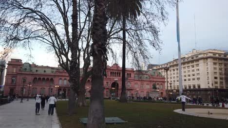 Panoramic-of-Argentine-people-and-tourists-relaxing-in-winter-at-Plaza-de-mayo,-central-landmark