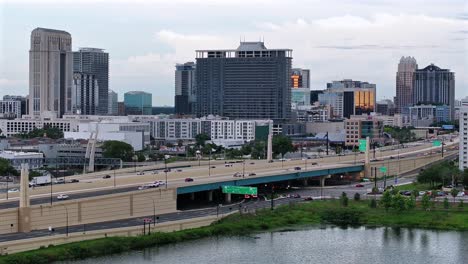 Paso-Elevado-De-La-Autopista-De-Orlando-Con-Rascacielos