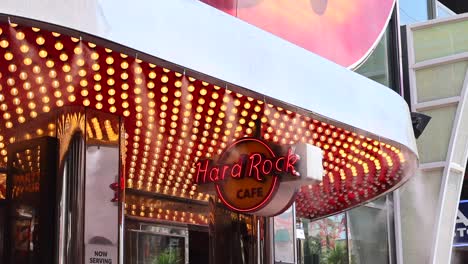 Hard-Rock-Café-Schild-Mit-Kühlnebelsystem-Funktioniert-An-Einem-Heißen-Sommertag-Für-Den-Terrasseneingang-Des-Restaurants-In-Las-Vegas