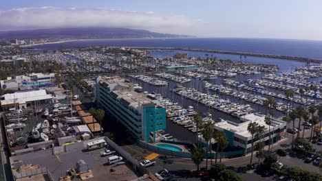 Amplia-Toma-Aérea-Descendente-De-Un-Edificio-De-Apartamentos-Residenciales-En-Redondo-Beach,-California.